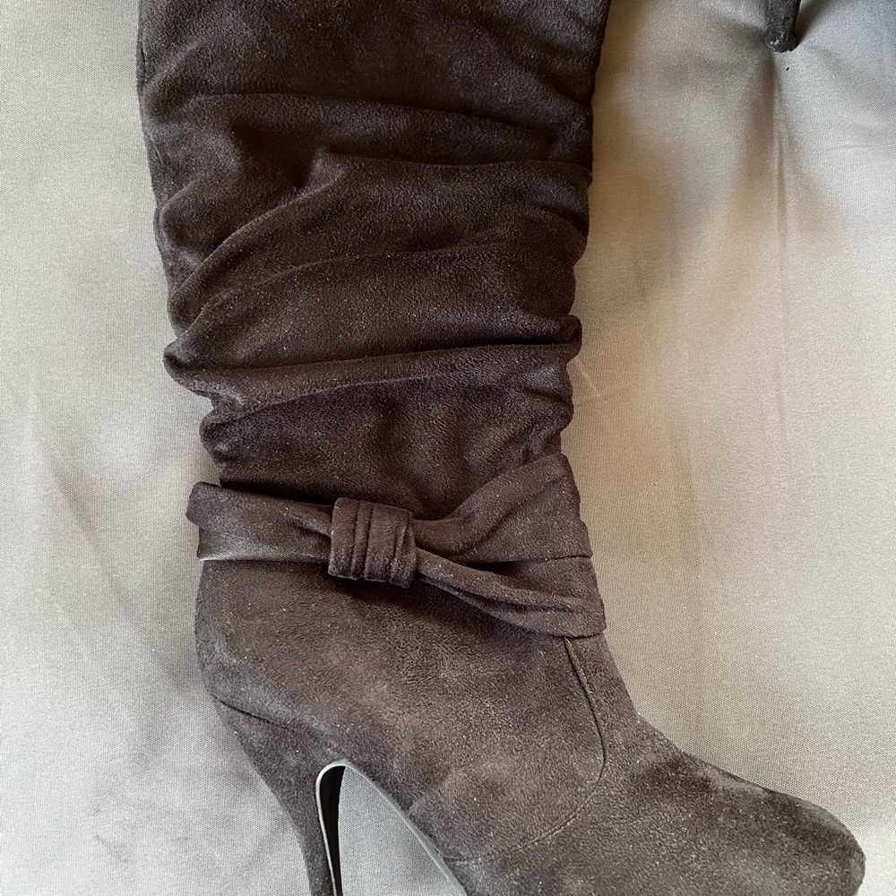 Elegant Women's Suede Boots